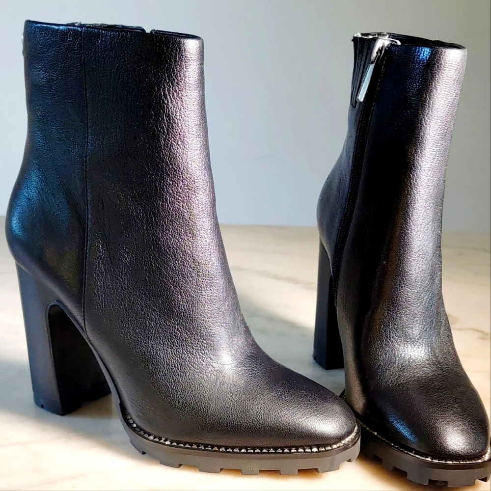 Karl Lagerfeld PARIS Peppy Zip Up Bootie (BLACK)